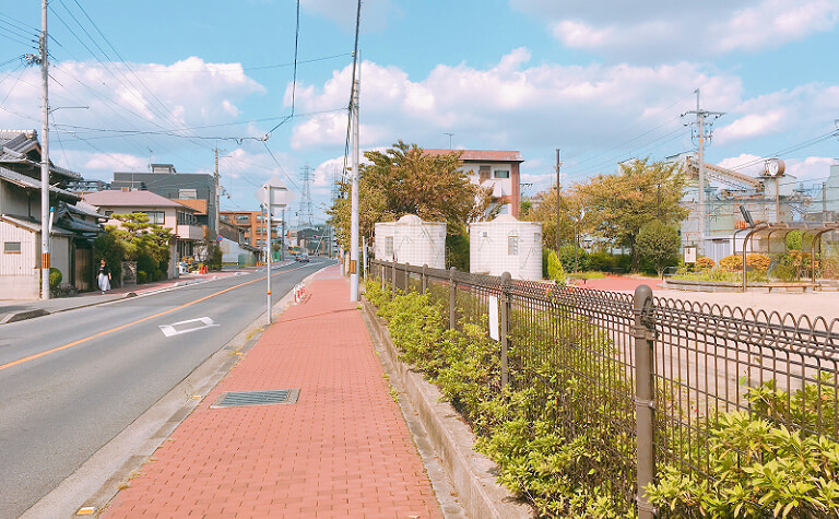 JR向日町駅を北方向に真っ直ぐ進んだ風景