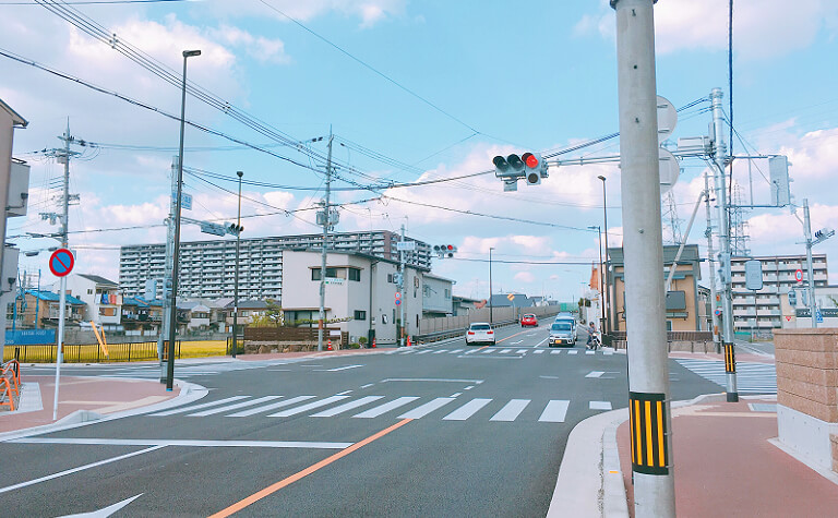 高架手前の交差点の風景