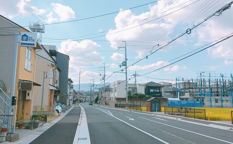横断歩道を左折した風景